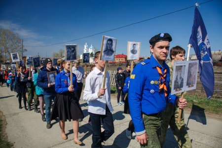 Православные следопыты Челябинска и монахини шагают вместе в строю Бессмертного полка