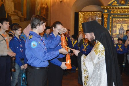 В Москве на Крутицком подворье состоялась торжественная передача Вифлеемского огня