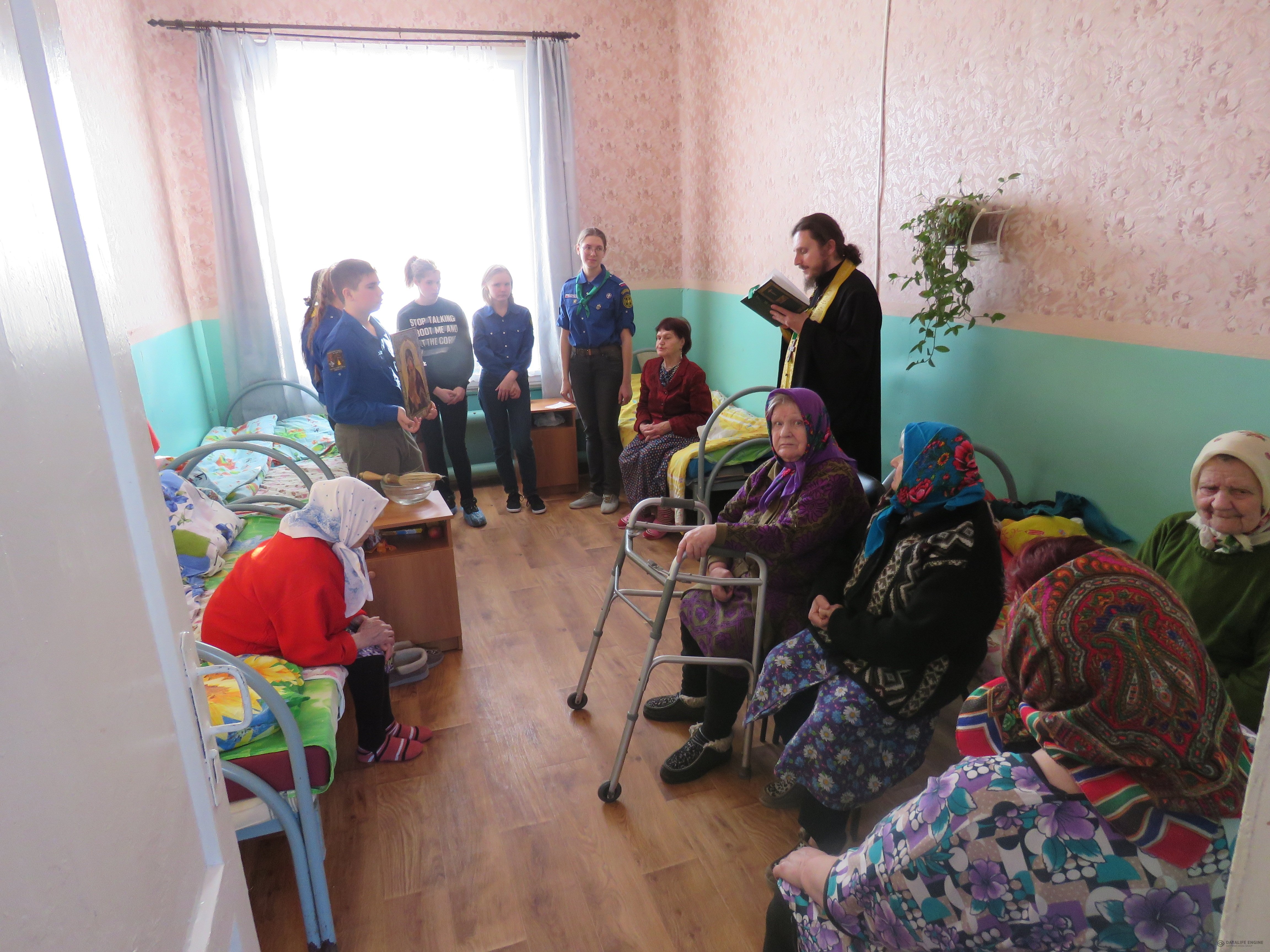 Следопыты Московского отделения БПС поздравили с праздником Весны жителей домов престарелых в тверской области