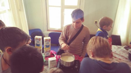 В Московском отделен­ии Братства Правосла­вных Следопытов прош­ел мастер-класс по производству сыра в рамках подготовки к поездке в Дома преста­релых