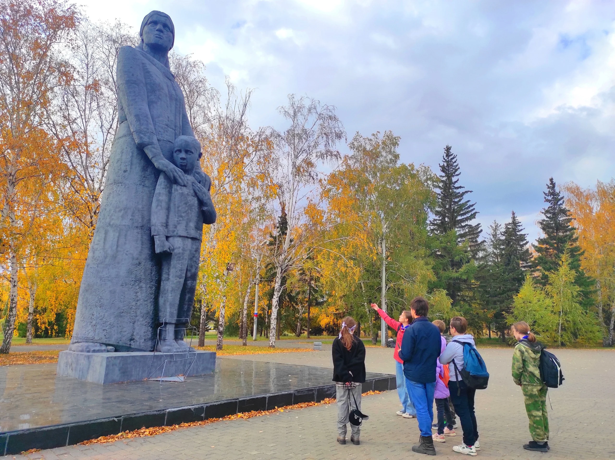 Следопыты посетили мемориальный комплекс в одном из красивейших парков нашего города - парк имени 30-летия Победы.